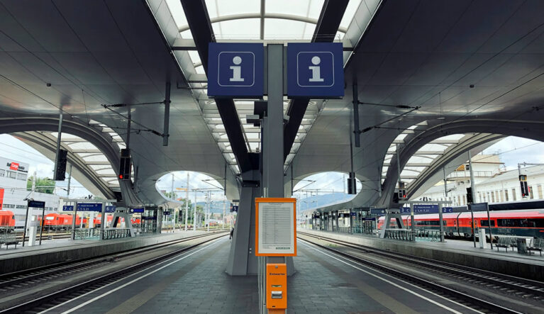 tensile-membrane-railway-footbridge-4